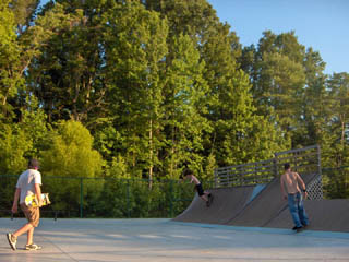 Stuart Crews and other skaters on ramp